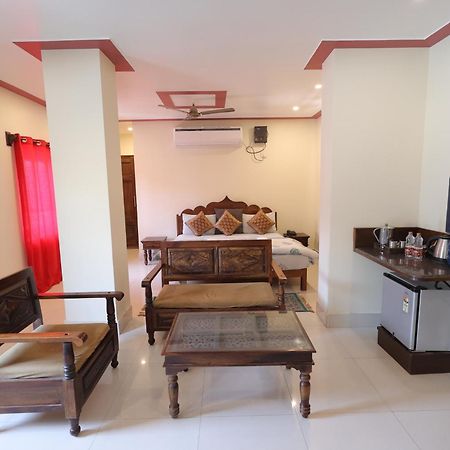 Mvt Guesthouse & Restaurant วรินดาวัน ภายนอก รูปภาพ