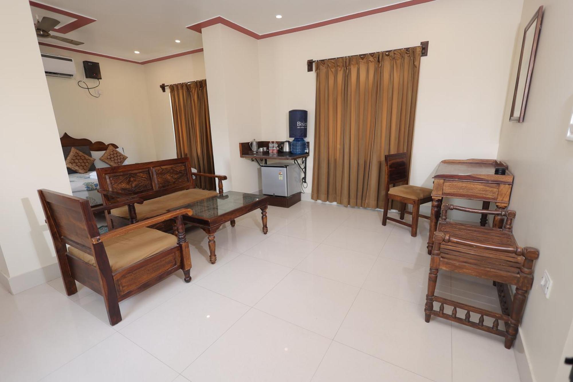 Mvt Guesthouse & Restaurant วรินดาวัน ภายนอก รูปภาพ