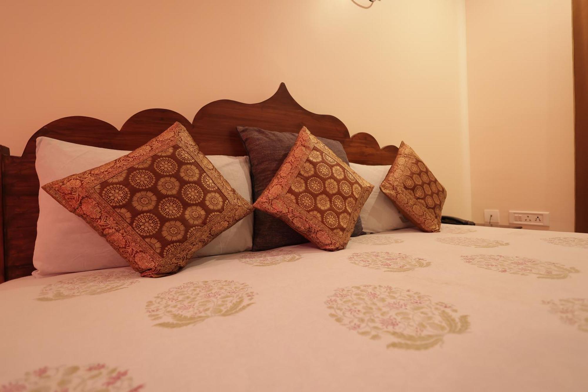 Mvt Guesthouse & Restaurant วรินดาวัน ภายนอก รูปภาพ