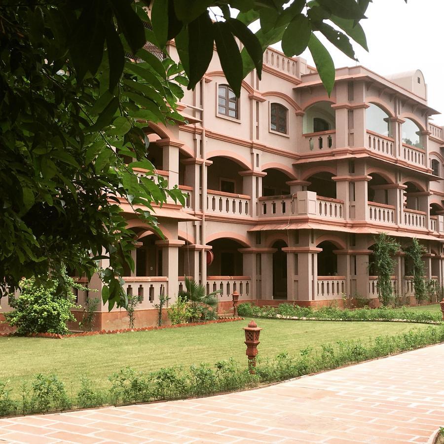 Mvt Guesthouse & Restaurant วรินดาวัน ภายนอก รูปภาพ