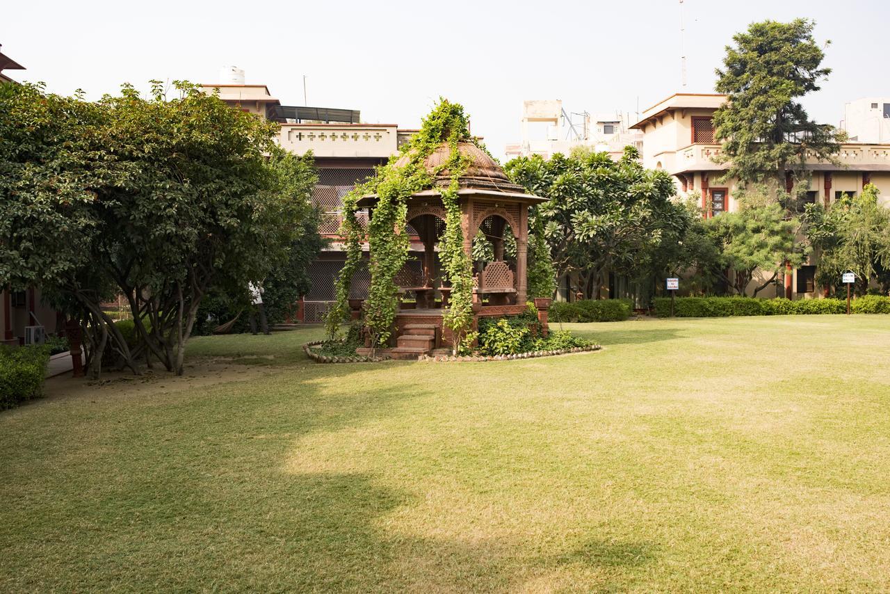 Mvt Guesthouse & Restaurant วรินดาวัน ภายนอก รูปภาพ