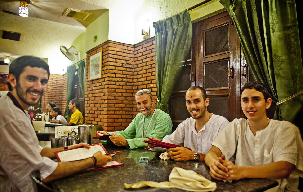 Mvt Guesthouse & Restaurant วรินดาวัน ภายนอก รูปภาพ