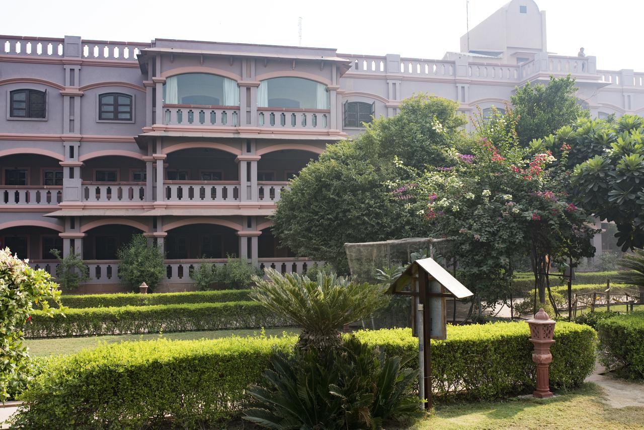 Mvt Guesthouse & Restaurant วรินดาวัน ภายนอก รูปภาพ