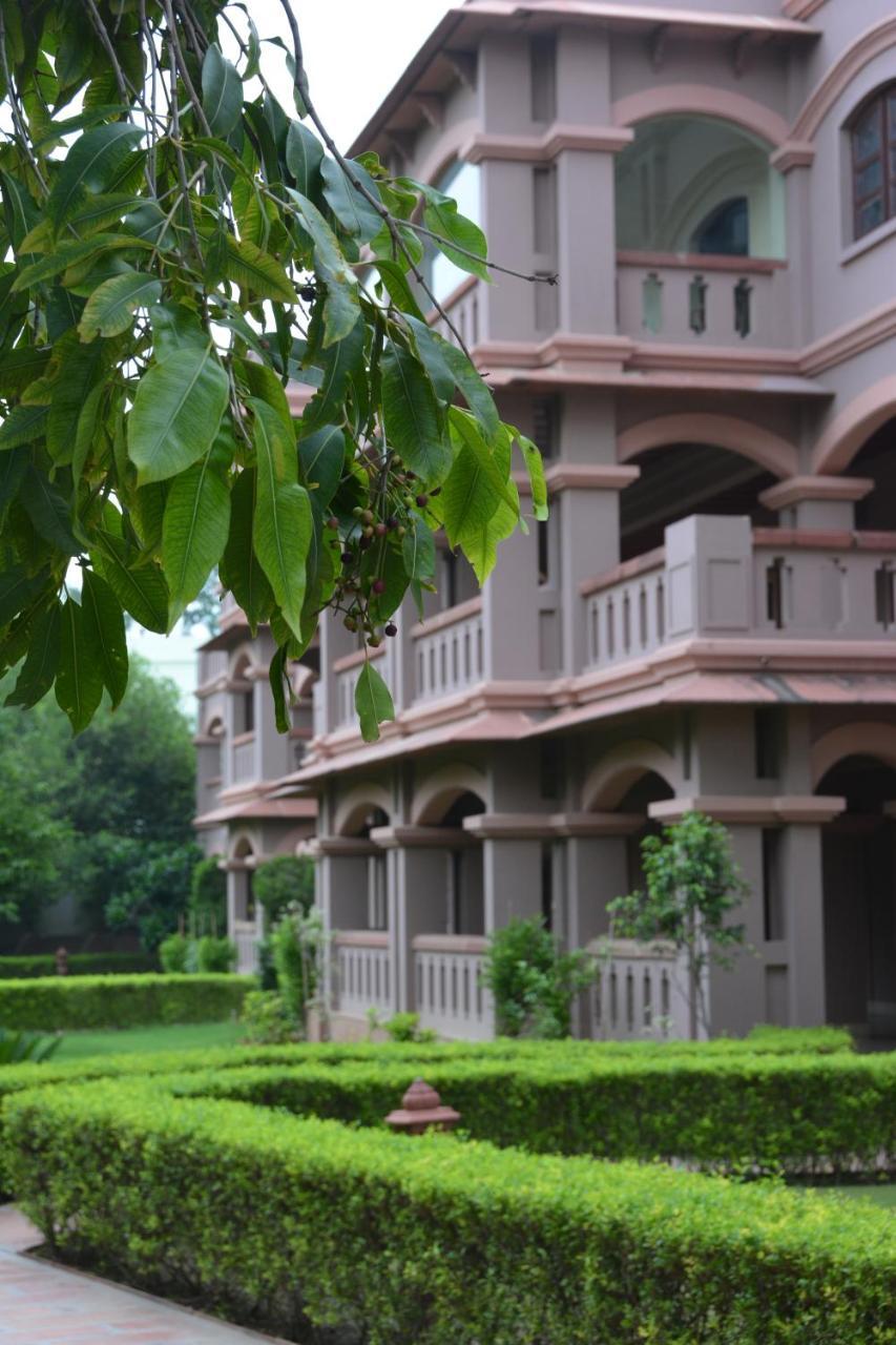 Mvt Guesthouse & Restaurant วรินดาวัน ภายนอก รูปภาพ