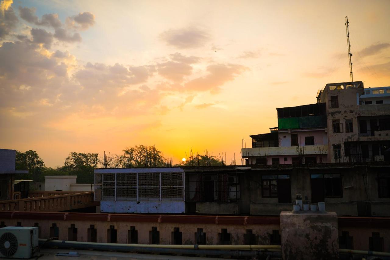 Mvt Guesthouse & Restaurant วรินดาวัน ภายนอก รูปภาพ