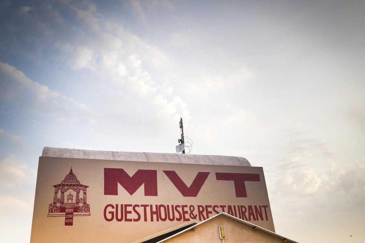 Mvt Guesthouse & Restaurant วรินดาวัน ภายนอก รูปภาพ
